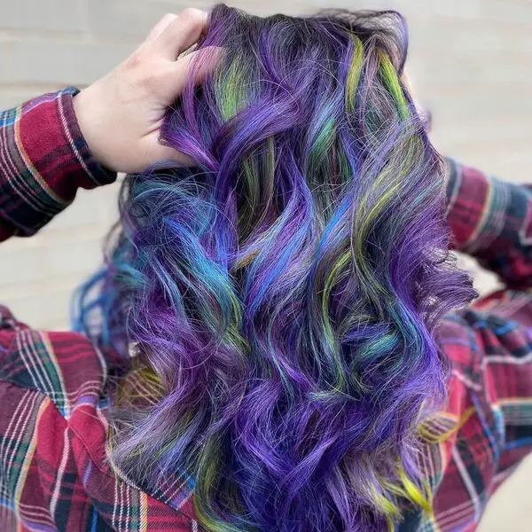 Cosmic Curls with Yellow Green Touch: una mujer con mangas largas a cuadros.