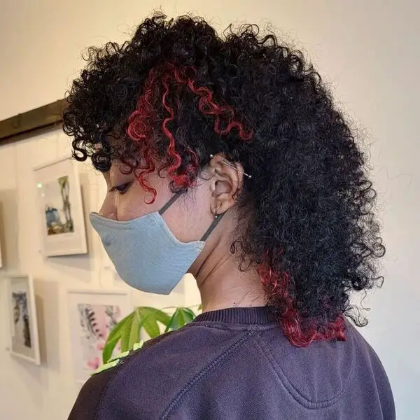 Curly Mullet with Red Pops: una mujer con una máscara de algodón.