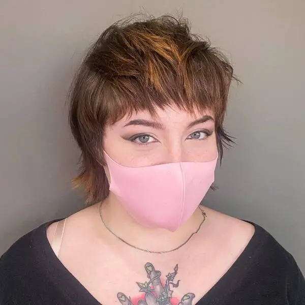 Lindo salmonete texturizado: una mujer con una máscara rosa