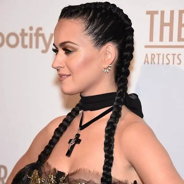 Katy Perry Hair - Peinado de doble trenza francesa - una mujer con un sexy vestido de tubo negro