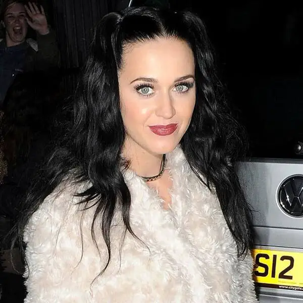 Katy Perry Hair - Double Pigtail Hairstyle - una mujer con una chaqueta de plumas blanca