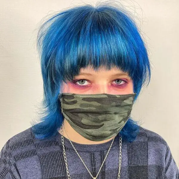 peinado alternativo: una mujer con una máscara facial impresa del ejército