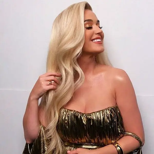 Katy Perry Hair - Extra Long Blonde Hair - una mujer con un sexy vestido dorado