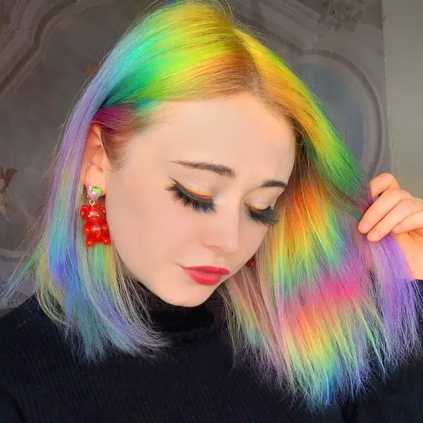 Faded Rainbow Holographic Hair: una mujer con una manga larga negra con cuello de tortuga