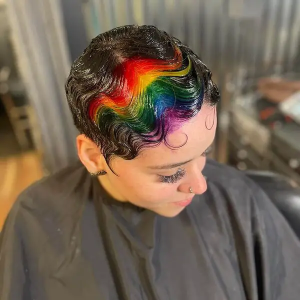 Finger Waves with Rainbow Haircolor: una mujer con una capa negra