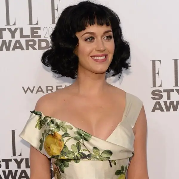 Katy Perry Hair - French Bob Cut with Bangs - una mujer con un vestido sexy estampado