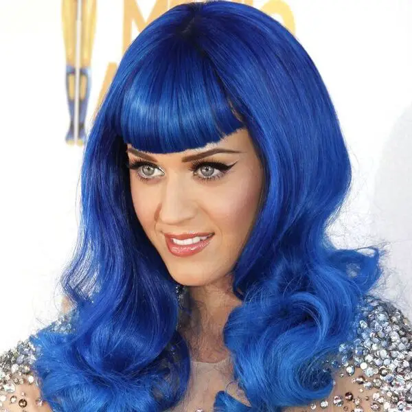 Peinado azul real de cabeza completa: una mujer que lleva una manga larga transparente con cuentas
