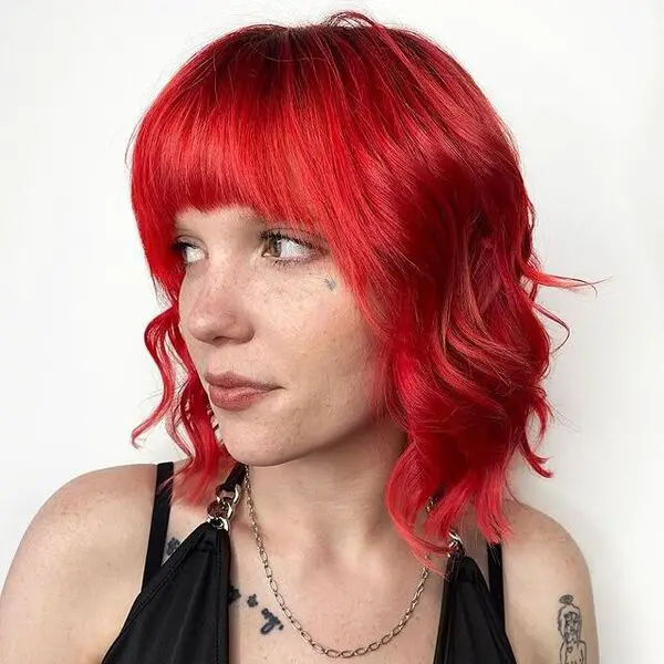 peinado alternativo: una mujer con tatuaje que lleva un top sexy negro