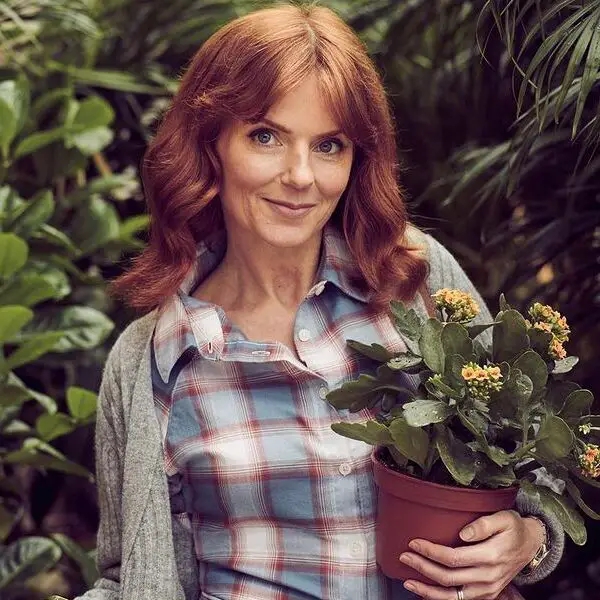 Geri Halliwell - sosteniendo una maceta de plantas
