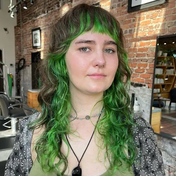 Green Shag Cut with Bangs: una mujer dentro de un salón