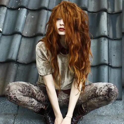 pelo largo y ondulado color cobre