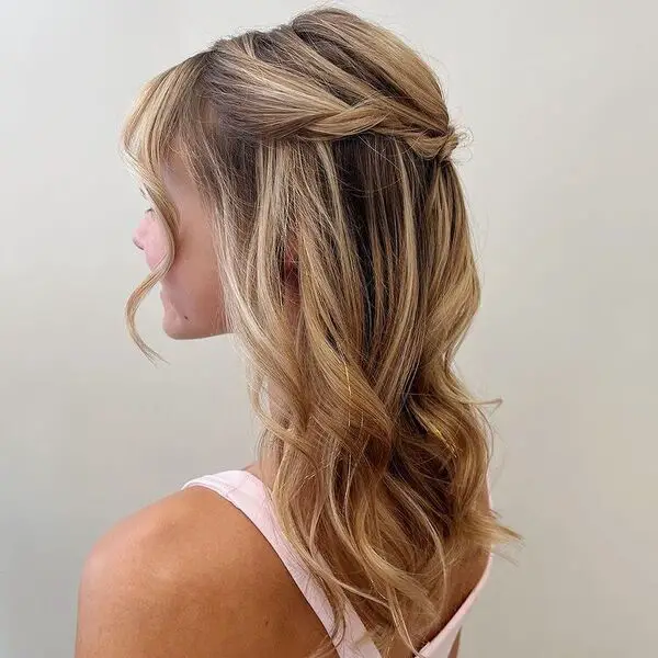 Half Up Twisted Knot Fancy Hairstyle: una mujer con un top rosa
