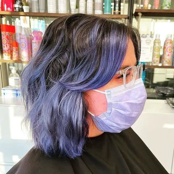 Indigo Blue Black Hair: una mujer con una máscara morada y anteojos
