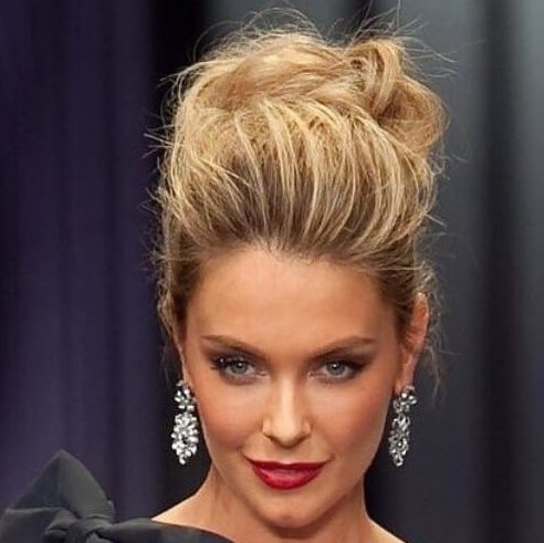 Jennifer Hawkins Messy Updo peinado para invitada de boda