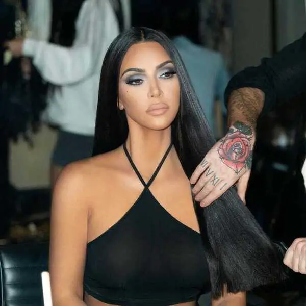 Kim Kardashian West - vistiendo top negro