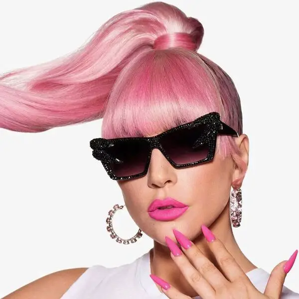 Lady Gaga - con gafas de sol y grandes pendientes redondos