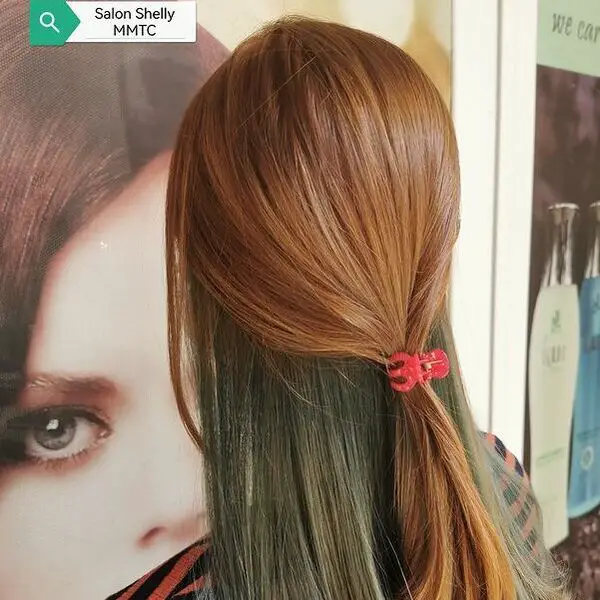 cabello castaño peekaboo: una niña mirando hacia la pared y con una corbata en el cabello