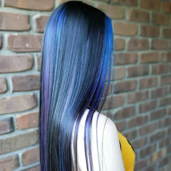 Long Black Blue Hair in a Galaxy Colors: una mujer con un disfraz de cosplay