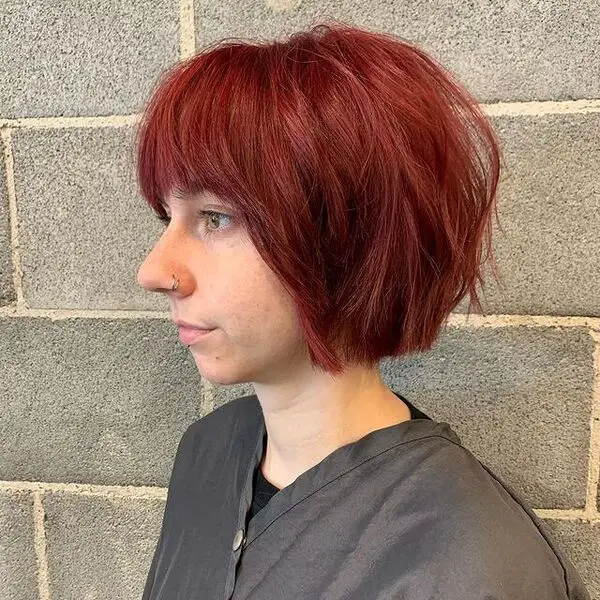Corte de pelo rojo caoba