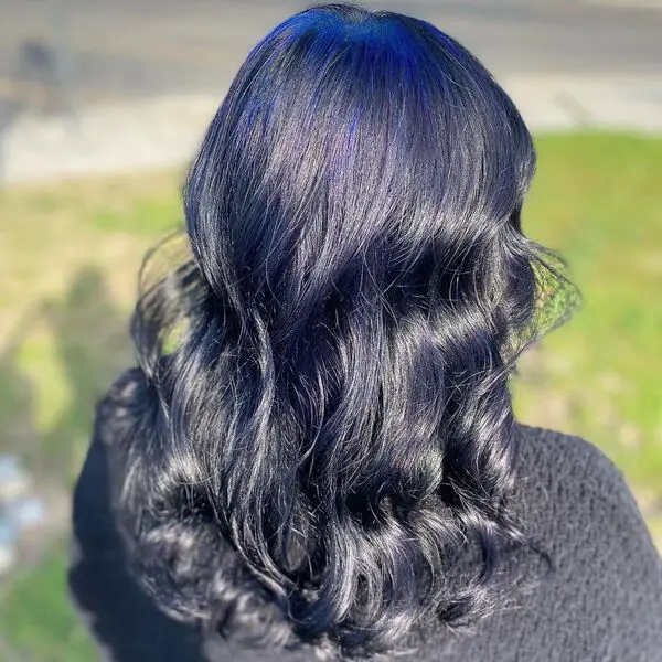 Midnight Dreams Black Blue Hair: una mujer con un suéter negro de punto
