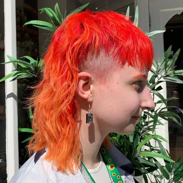 Mohawk Mullet Vibes - Una mujer con aretes