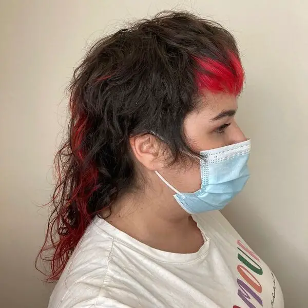 peinado alternativo: una mujer con una mascarilla quirúrgica