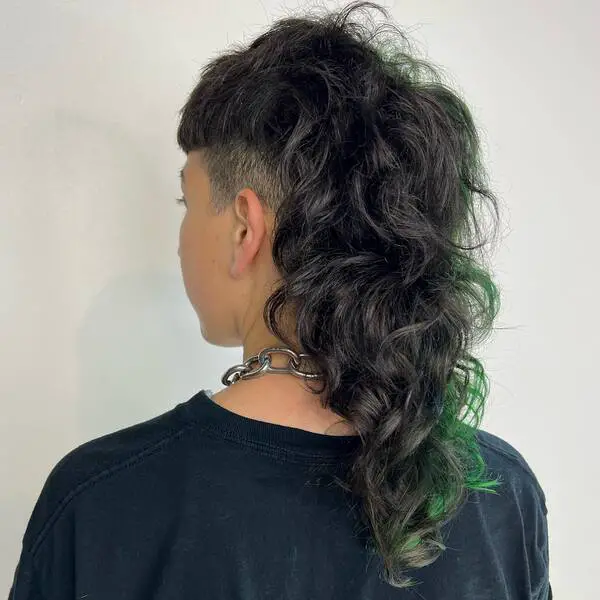 Pulp Riot Curly Long Mullet - Una mujer frente a la pared
