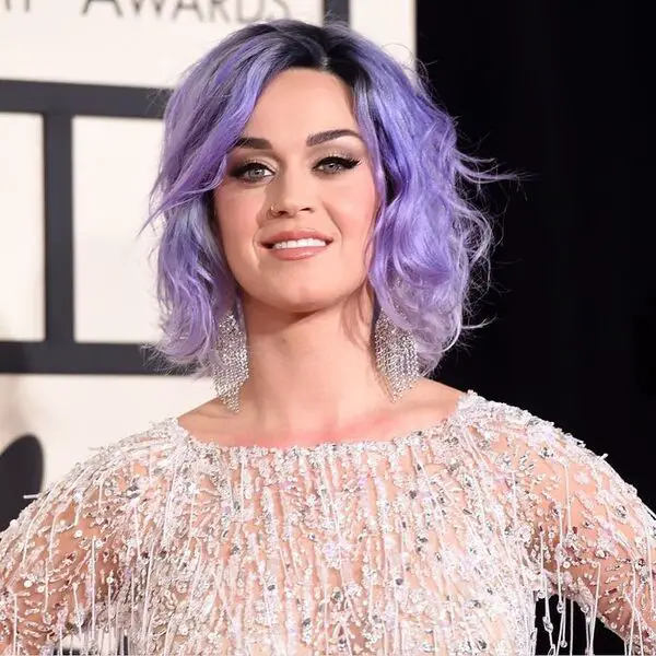 Katy Perry Hair - Purple Bob Hairstyle - una mujer con una manga larga rosa