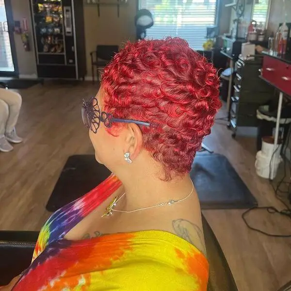 Red Curls Finger Waves: una mujer con una camisa de corbata teñida