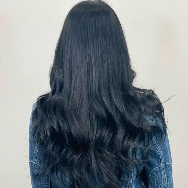 Root Touched Up Black Blue Hair: una mujer con una chaqueta de mezclilla