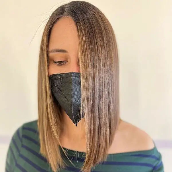 Sharp and Clean Blunt Cut: una mujer con una mascarilla negra KN95