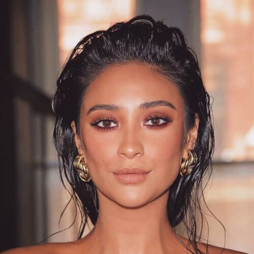 Peinado mojado de Shay Mitchell para invitada de boda