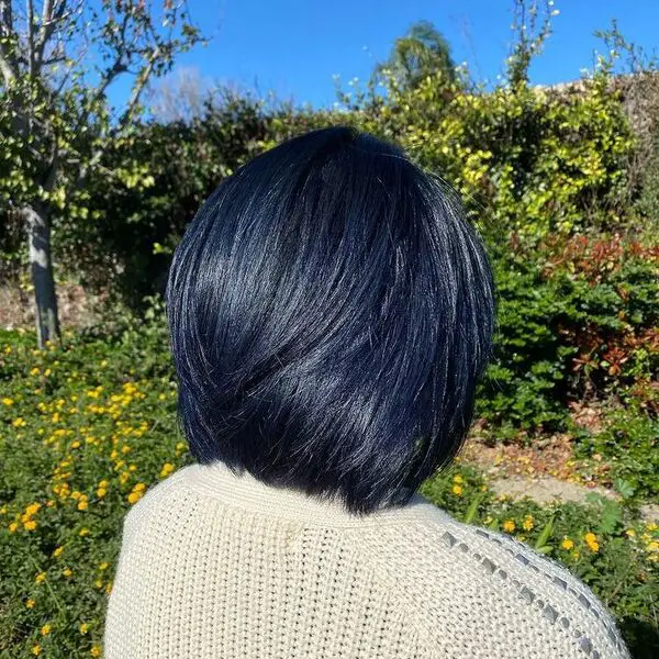 Shiny Bob with Black Blue Hair: una mujer con un suéter de punto