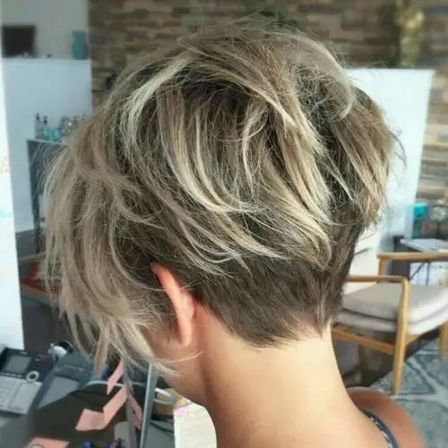 Corte de pelo de cuña apilado corto