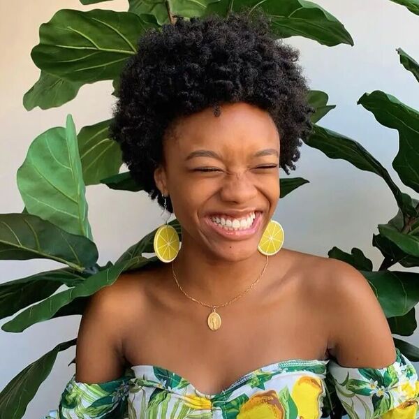 Peinados afroamericanos: una mujer con un top estampado de limón con hombros descubiertos