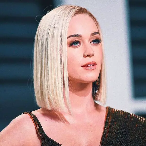 Katy Perry Hair - Side-Parted Blunt Bob Cut - una mujer con un vestido sexy negro y rojo