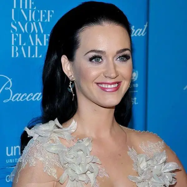 Cabello de Katy Perry: peinado simple y hermoso: una mujer con un hermoso vestido blanco