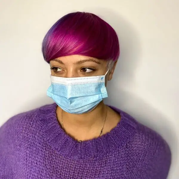 peinado alternativo: una mujer con una manga larga de punto púrpura