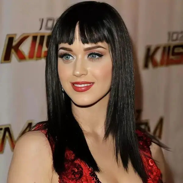 Katy Perry Hair - Cabello liso y liso - una mujer con un vestido rojo sin mangas