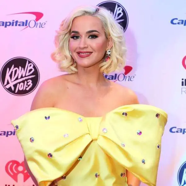 Katy Perry Hair - Soft Curly Bob Hairstyle - una mujer con un traje de lazos amarillos