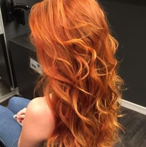pelo rojo largo y rizado