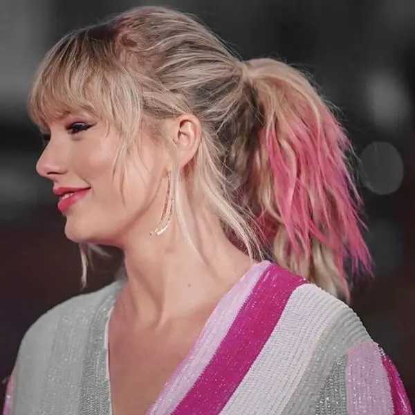 Taylor Swift - sonriendo y usando un top secuenciado