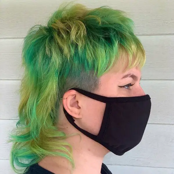 Textura Mullet Verde Cabello Rubio - Una mujer que llevaba una máscara negra