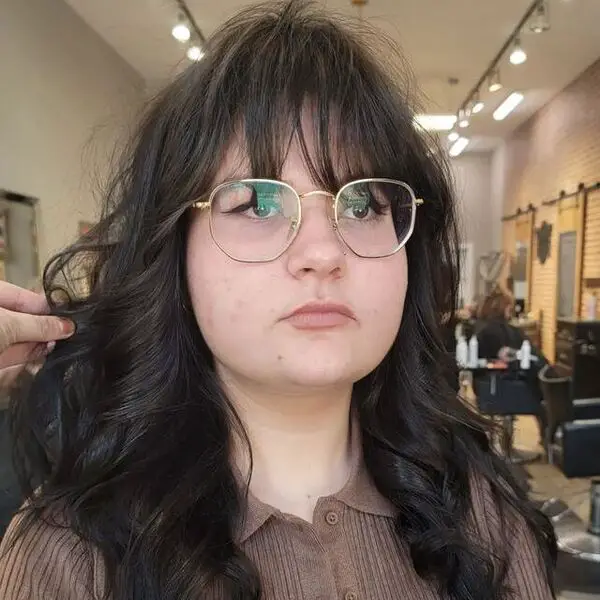 Cabello ondulado texturizado: una mujer con anteojos