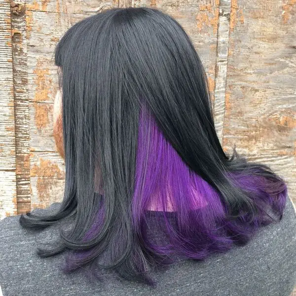 Under Layer Purple Tone on Black hair: una mujer con una camisa gris.