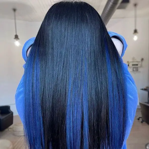 Vivid Blue-Black Hair: una mujer que lleva una gruesa chaqueta azul.