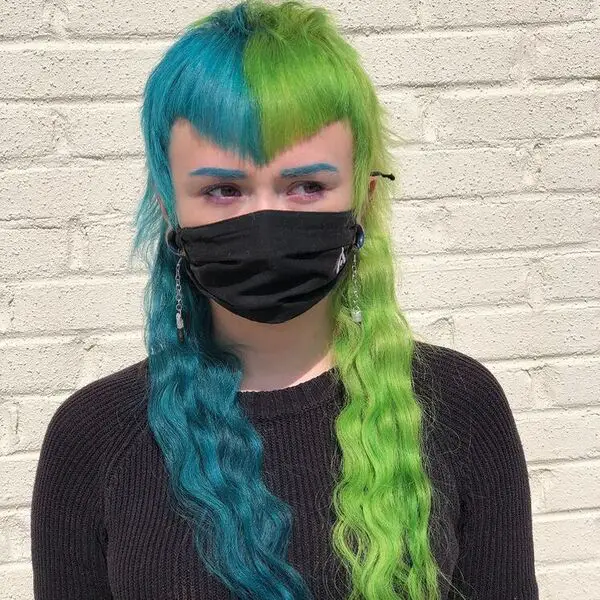 Mullet hasta la cintura con color de cabello de moda dividido: una mujer con máscara y top de punto.