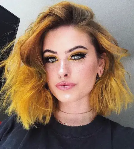 pelo amarillo brillante