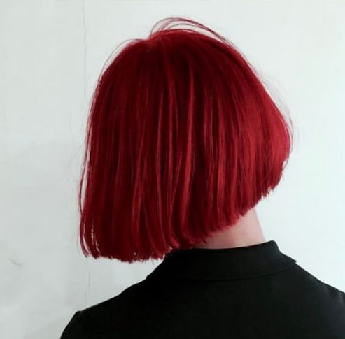 peinados rectos cortos rojo cereza