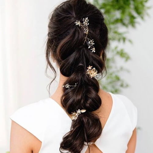 Peinado con trenza de flores para invitada de boda